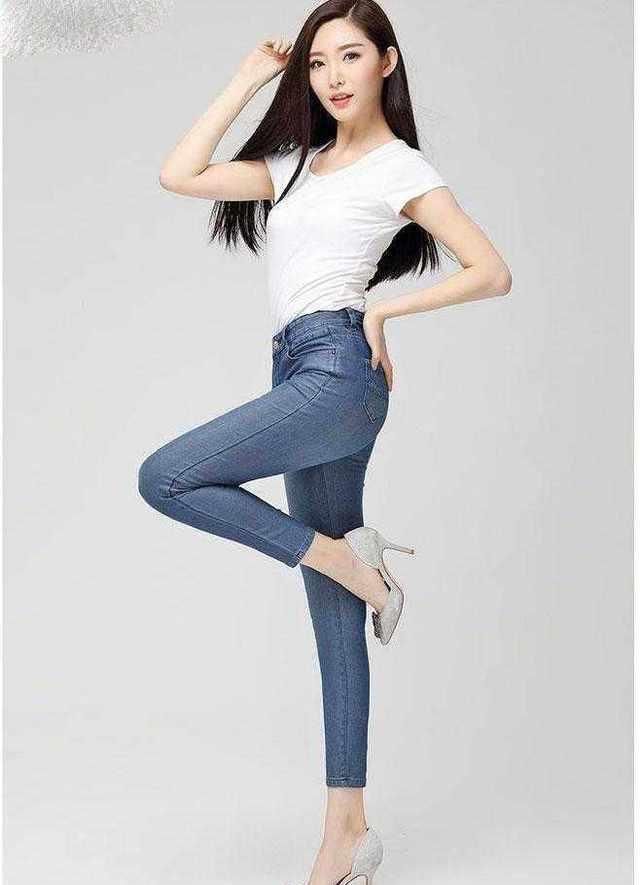 紧身裤上身很减龄，何乐而不为，显气质又显身材