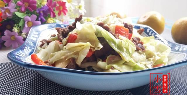  「口感」包菜烧牛肉好吃的秘决，肉汁与蔬菜汁亲密组合，酸脆爽口，口感爆发