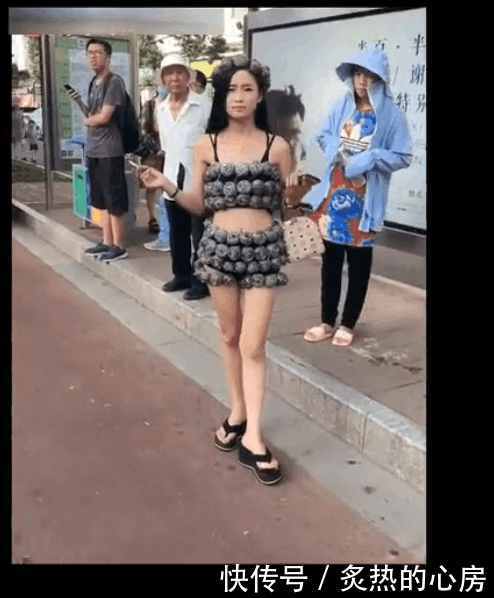 美女嘴刁中华烟，身穿泳衣形状钢丝球，路人看呆，大爷眼神亮了