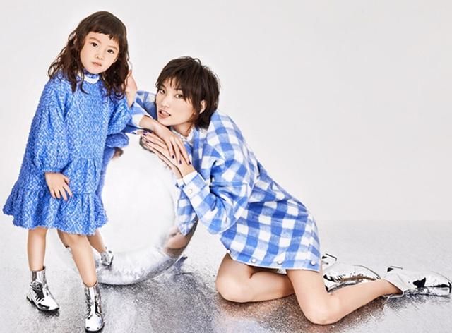 李丹妮和女儿演绎高段位亲子装，四岁萌娃气质一点不输超模妈妈