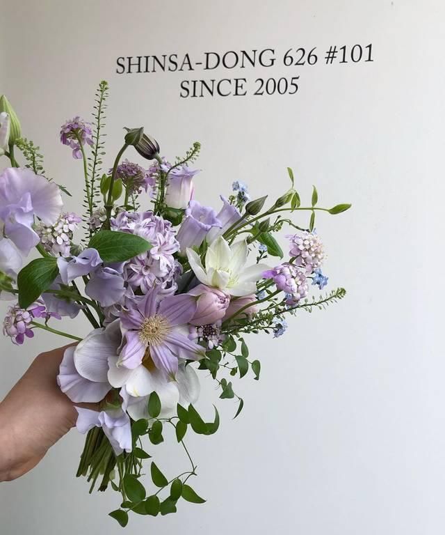 「精致」低调却不单调的简约美感,用单色系花卉创造出精致优雅的新娘捧花