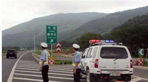  【车道】高速人人厌恶的“怪象”，已开始整治，车主感慨：早该