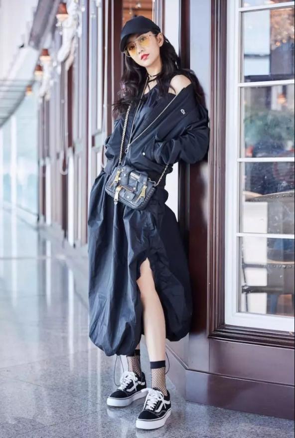 王鸥一身牛仔连体裤美出新高度！网友：我就好奇她上厕所怎么办？