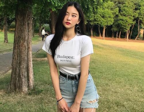 街拍：紧身打底裤的穿搭，不仅让小姐姐们活力十足又性感丰满！