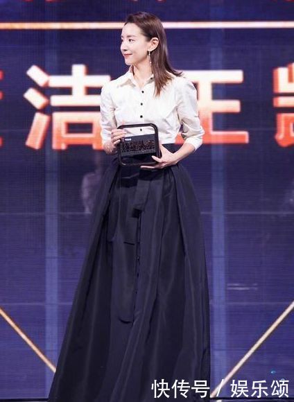 董洁外出逛街被拍，网友直呼：这才是真正的素颜，潘粤明亏大发了