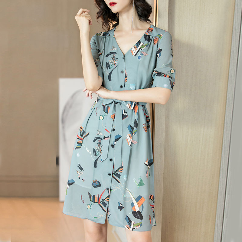 小姨真不差钱，但立秋也不穿真丝!满衣柜都是这种秋裙，美到飞起