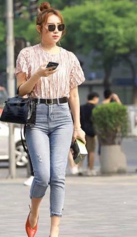 美女穿时尚牛仔裤出街，回头率也可以很高，很显迷人！