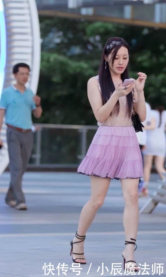 轻柔|路人街拍,靓女穿显瘦又轻柔的黑色短裙,尽显青春活力