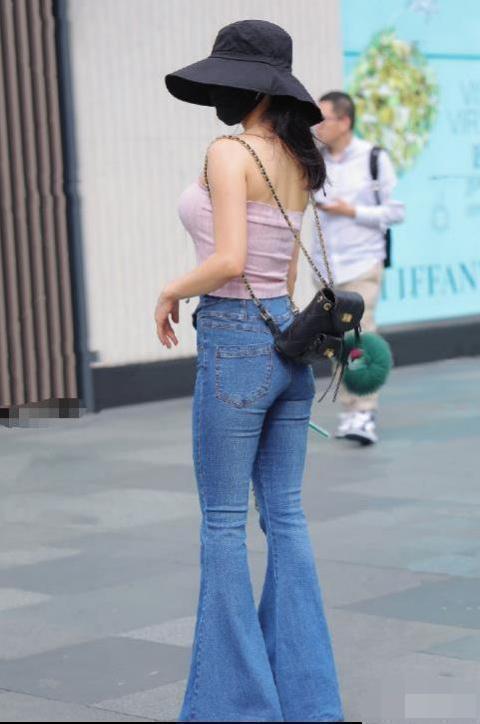  个性|街拍：这个穿搭，再搭配一顶帽子，满满的个性显现出来！
