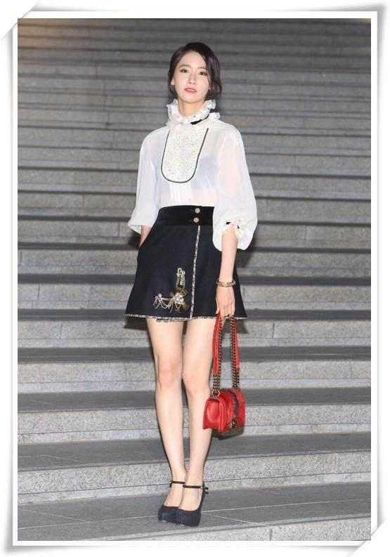 林允儿太个性！穿一条蕾丝睡衣就走红毯？网友：韩星的时尚我不懂