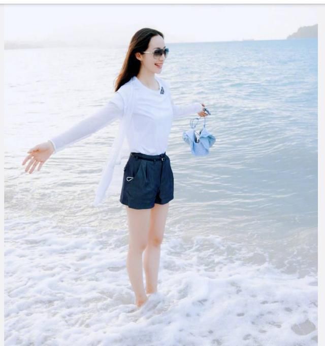 韩雪晒度假照，清新如18岁少女，网友:干净到王思聪都黑不了她