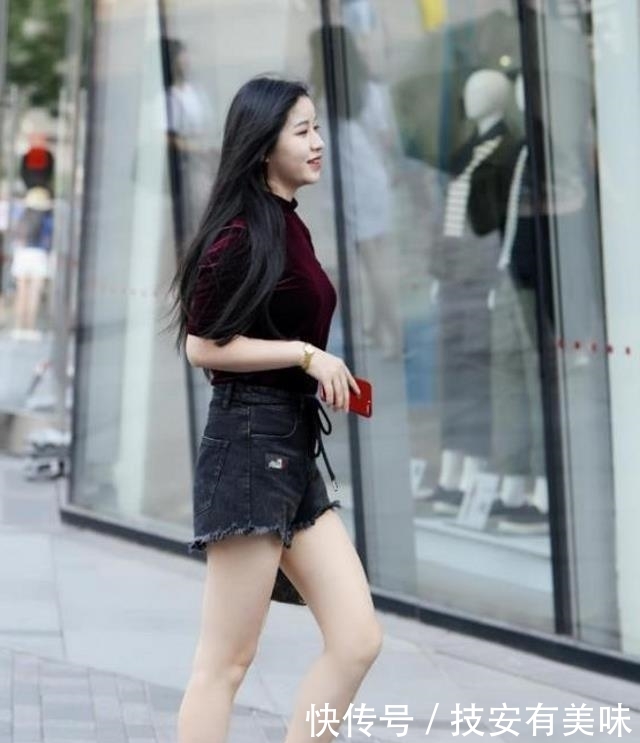  #粉色#路人街拍，小姐姐身穿淡粉色连衣裙，那诱人的双腿真让人着迷
