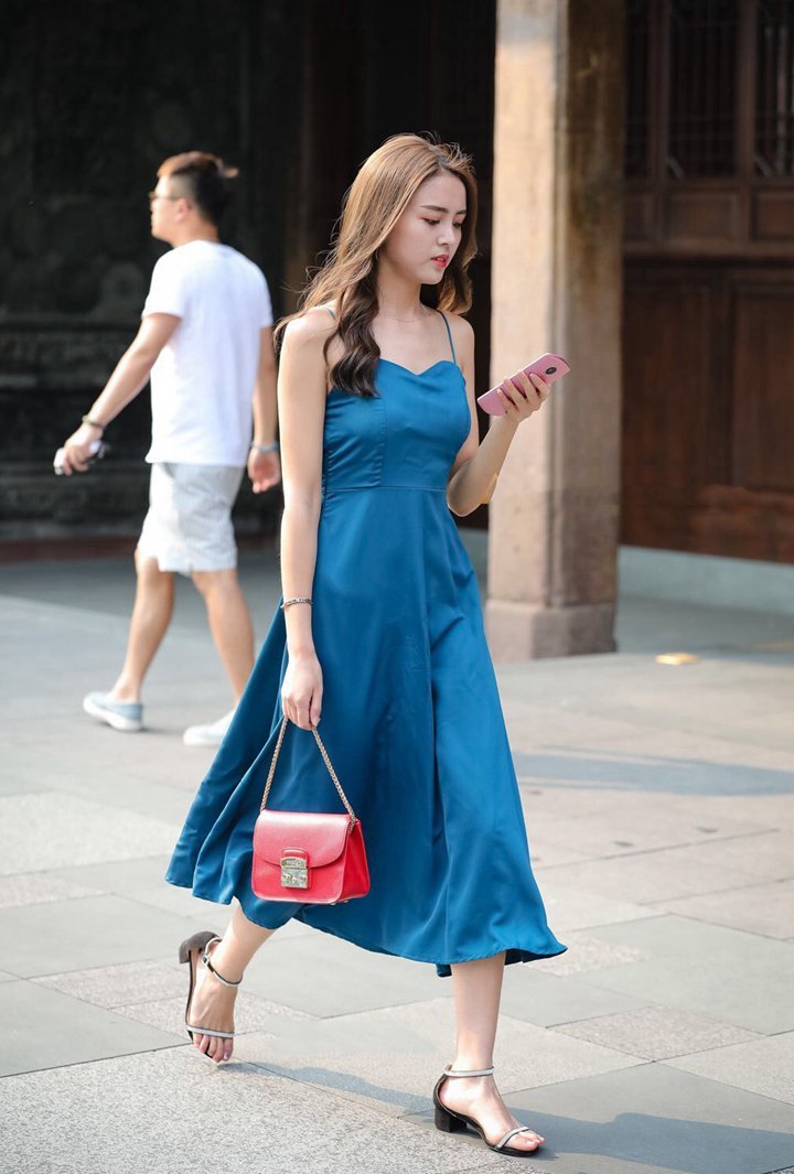 穿吊带连衣裙的小姐姐，淑女十足！