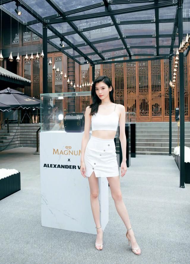 奚梦瑶穿内衣出席活动,裙子只能挡住重点,网友:是来秀身材的吧