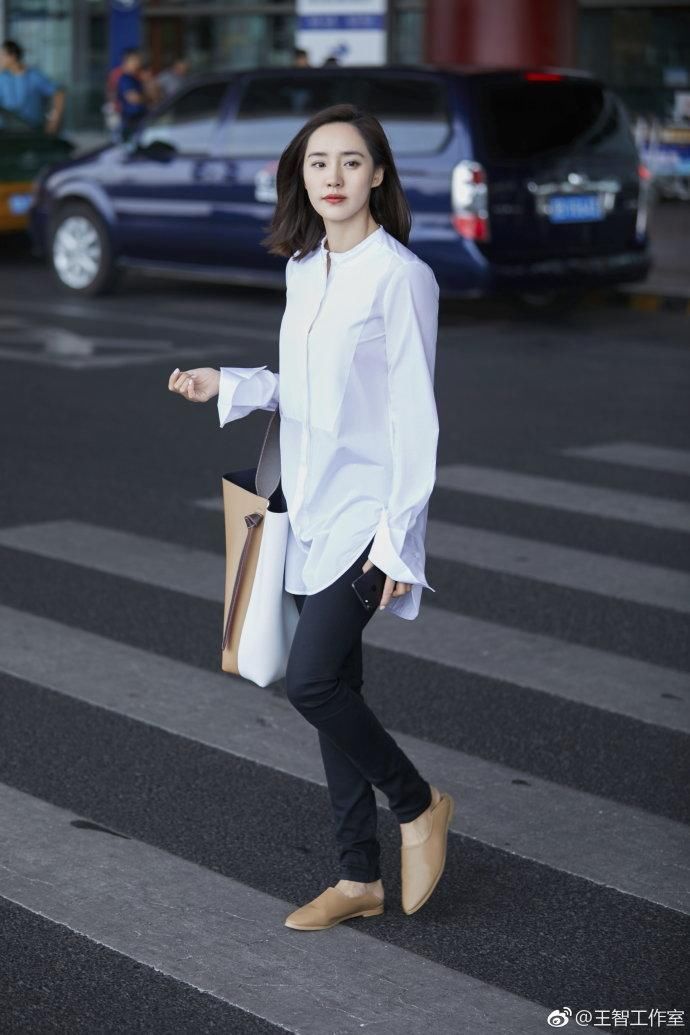 杨幂花式百搭，周冬雨思路清奇，穿白衬衫最好看的女星都有谁?