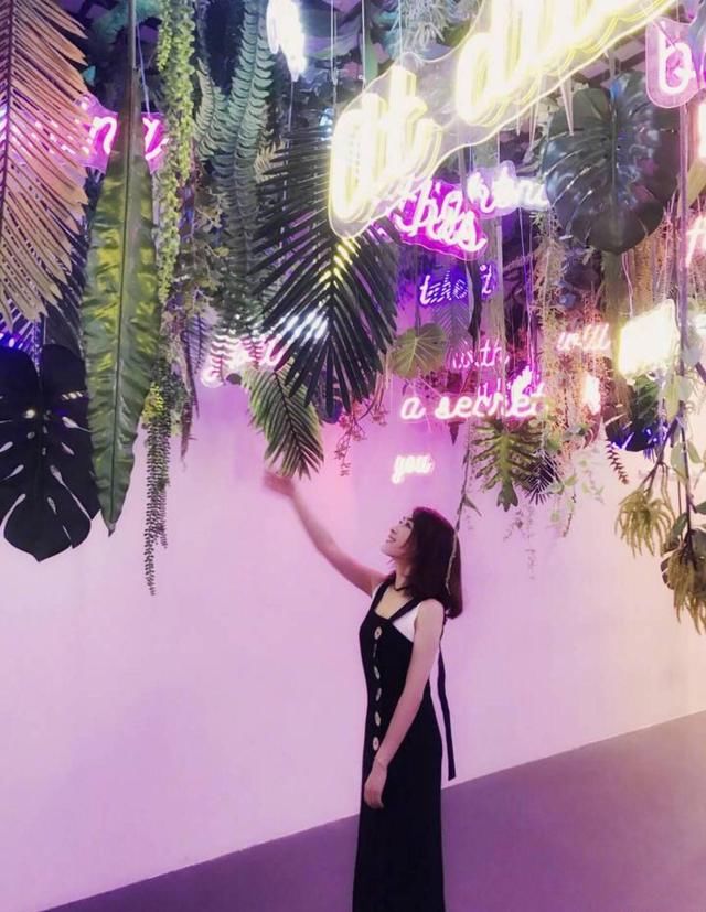 黑色连衣裙现在不流行？别逗了，马苏穿起来各种美