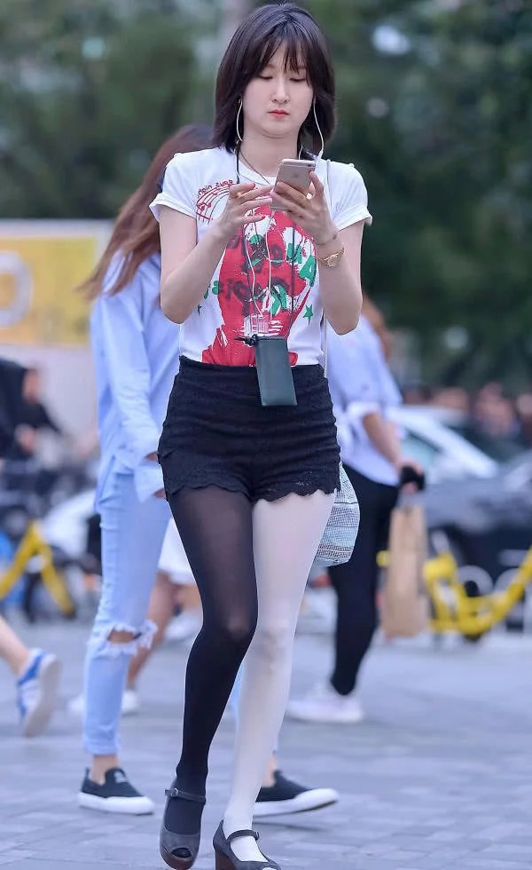 小姐姐包臀裙,下半身“黑白双杀”成为吸睛的好利器