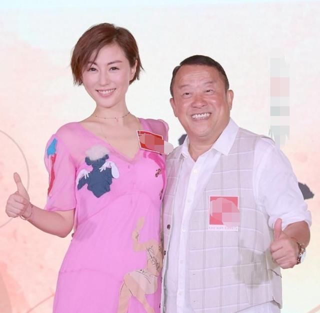 37岁刘心悠穿小粉裙撞衫38岁蔡依林，娃娃脸和气质脸差距一目了然