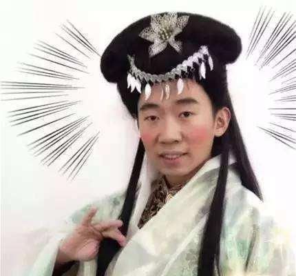  『谢娜』曾因长得丑上台领奖被拒，今年却登上春晚舞台，杨迪是怎么红的？