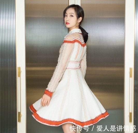 本以为林允儿穿黑色高跟很美了，直到看见宋茜，才知啥叫筷子腿