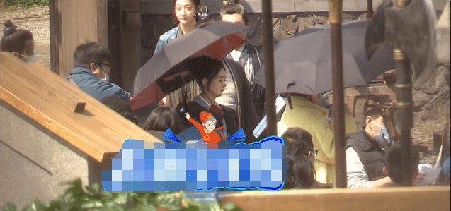  老戏骨@赵丽颖打扮英姿飒爽，与老戏骨有说有笑，嘟嘴卖萌超可爱