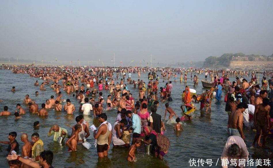 干了这杯恒河水, 来世就做印度人 中国小伙几近崩溃