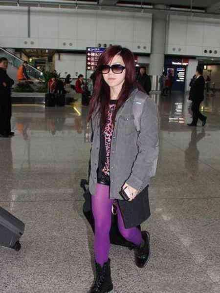 杨幂颜值那么高全被这红色丝袜毁了，孙俪这更土鳖!