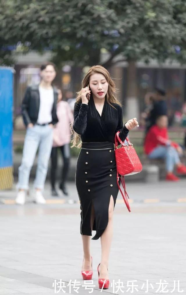「迷人」街拍美女短裙搭配一双高跟鞋,露出迷人的大长腿,会更有淑女的气息