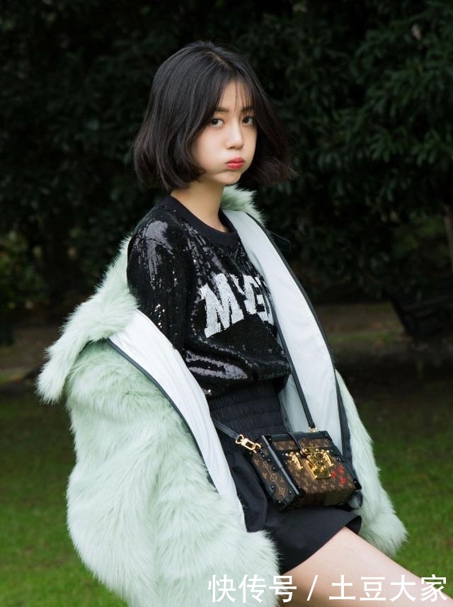 复古■她曾是杨幂工作室的艺人,今穿灯笼袖连衣裙,露美肩复古性感