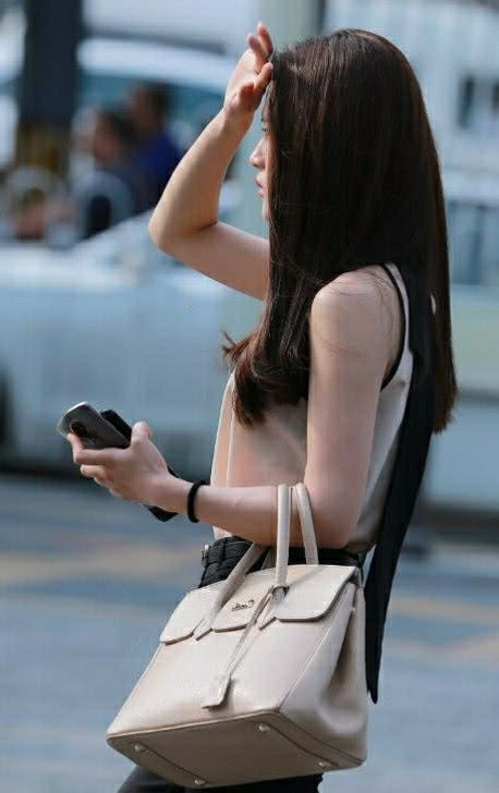 气质小姐姐黑色职业裤青春活力，一手遮阳，俏皮中带着几分可爱