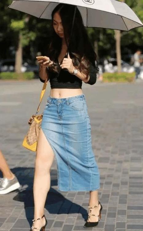 重庆素人街拍: 黑色低胸装展现丰满身材, 路人已经看呆!