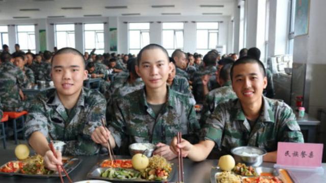 在部队里，军人们吃剩下的饭怎么办？听听三位士兵怎么说