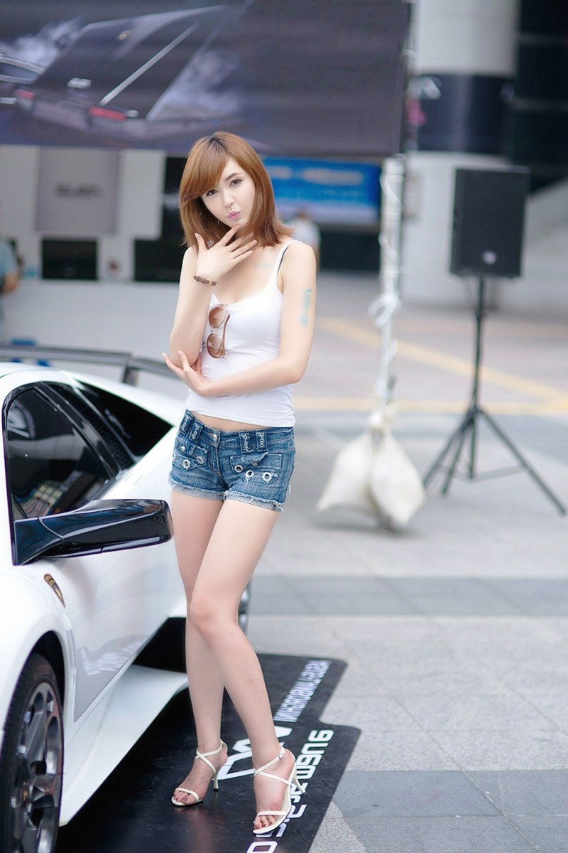 展会上一个青春时尚靓丽的白皙女模