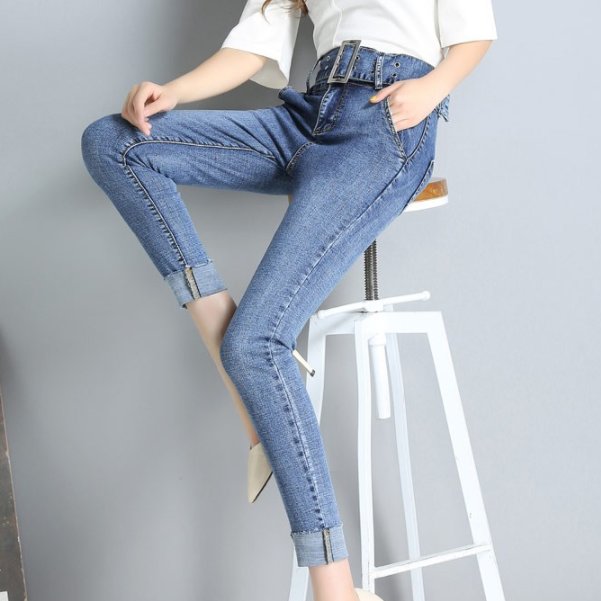 女人奔三以后,别老穿裙子,多穿这样的牛仔裤,显瘦显美特显高