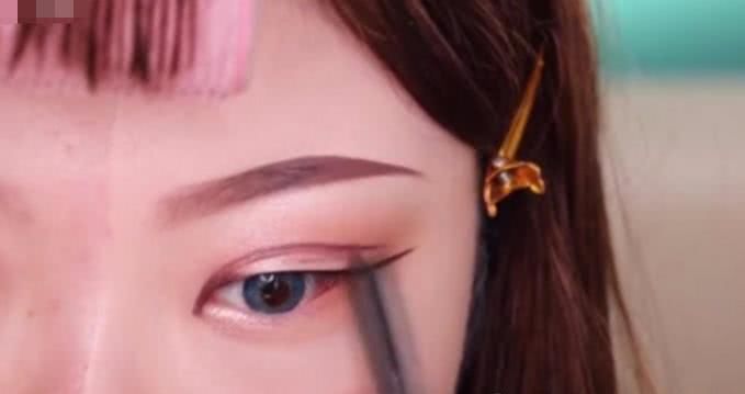 萌妹挑战“半脸妆”,却吓退了大批网友,另一边是“车祸现场”啊?