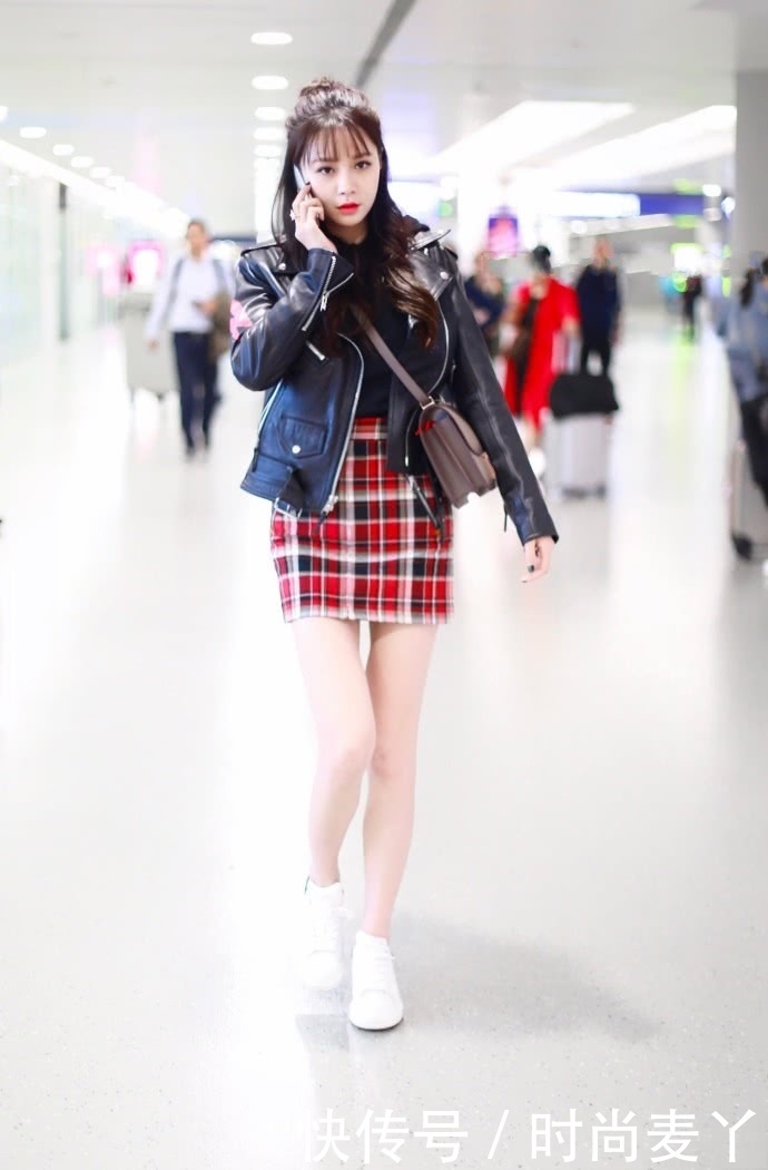 沈梦辰穿露脐T恤，特意放颗钻在肚脐眼，网友：闪瞎我了！