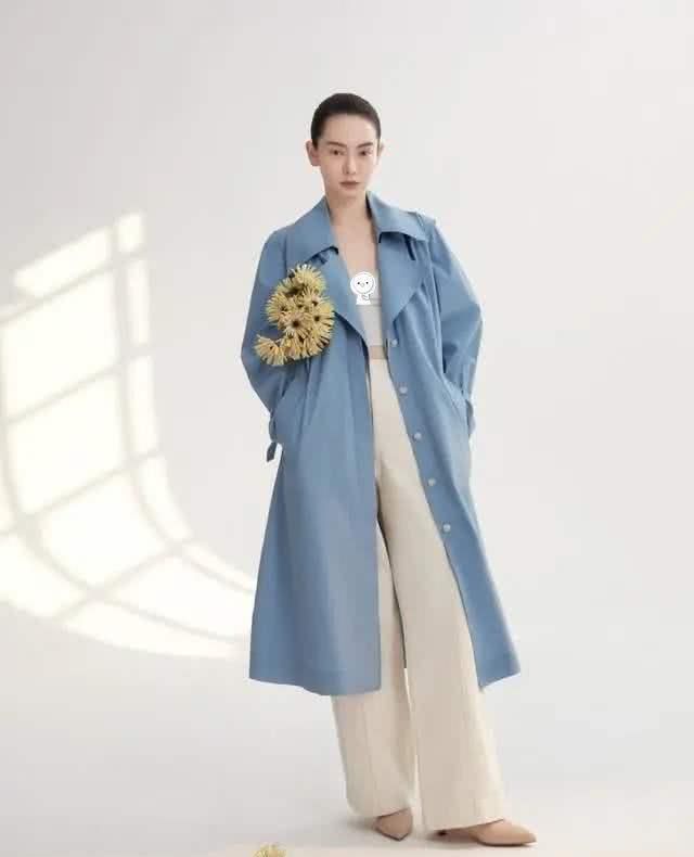  「衣荒」高贵典雅雾霾蓝服饰单品，时尚感爆棚，学着这么搭不闹衣荒