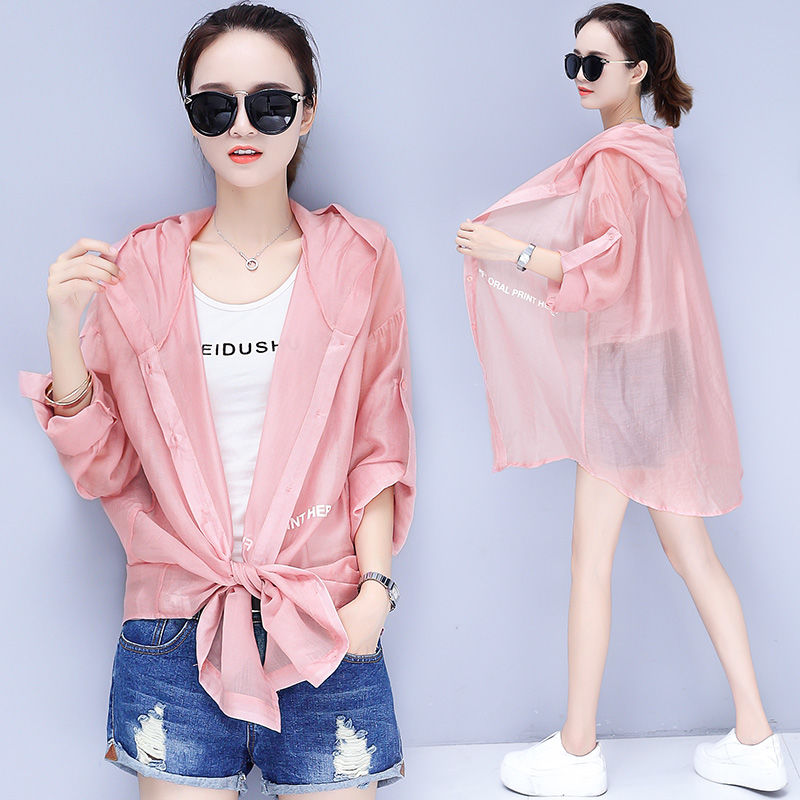 现在女人真大胆，只穿一件小吊带+薄薄一层纱，大方迷人忒惊艳