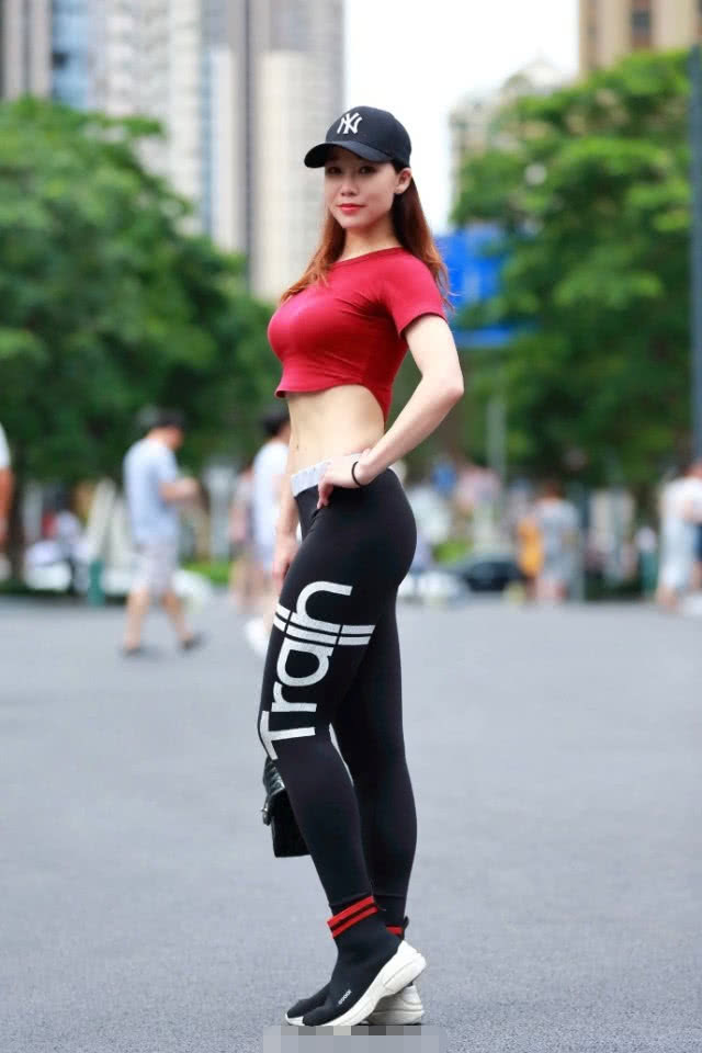 街拍：极品身材的小姐姐，出门都不忘穿上惹眼的瑜伽裤