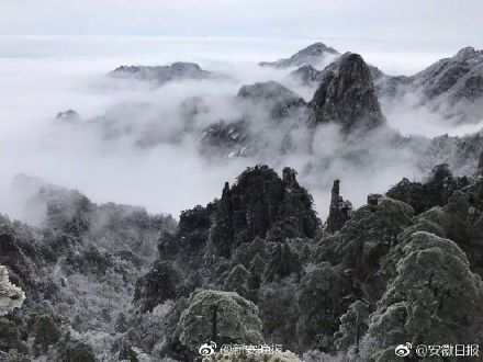 黄山景区现大面积雾凇云海奇观 将游客带入如诗如画幻境中