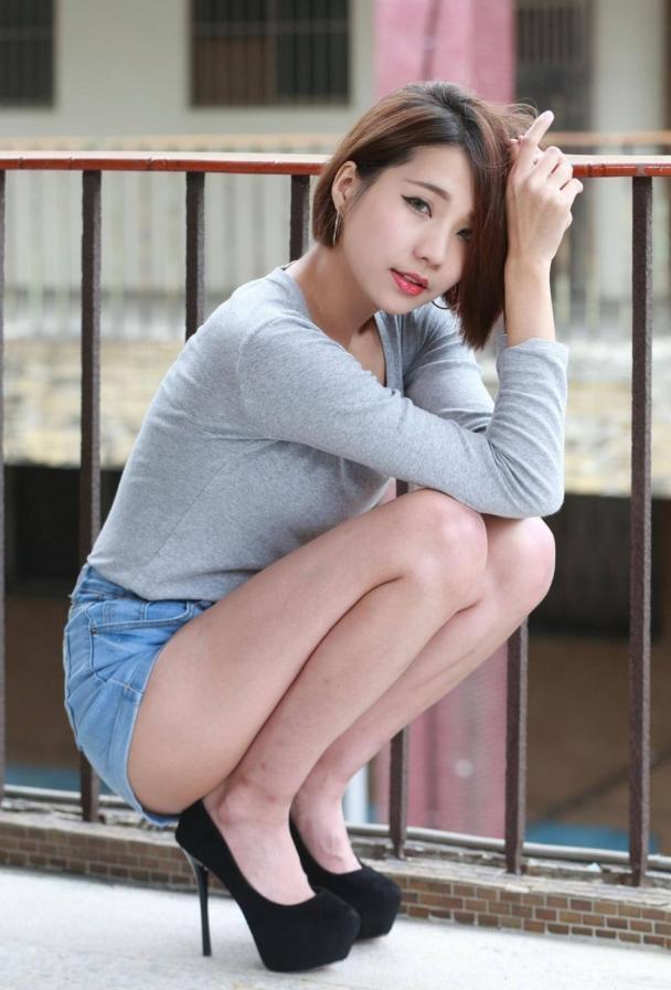 不穿丝袜就穿恨天高，这样不累脚吗?