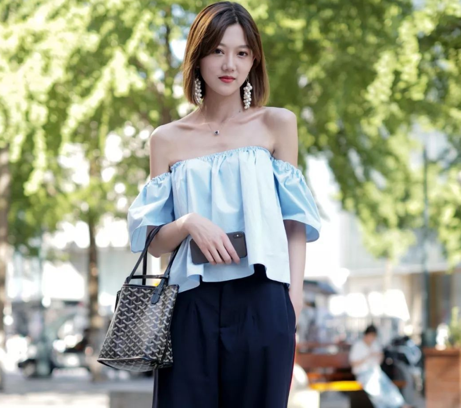 美女这身穿搭清新又休闲，完美迷人的玲珑好身材尽收眼底！