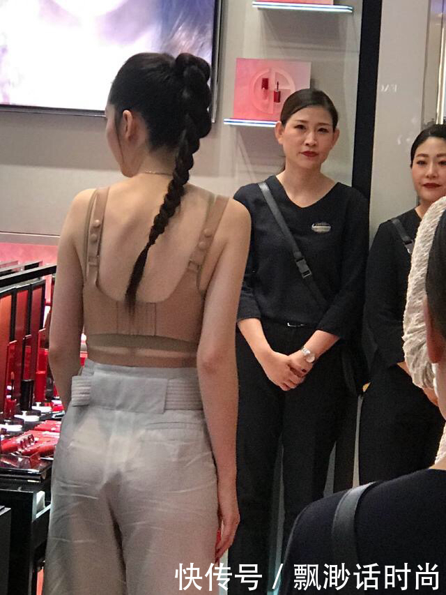 【 向佐】向佐丝巾配西装却有点“娘”，郭碧婷吊带背心配阔腿裤性感霸气