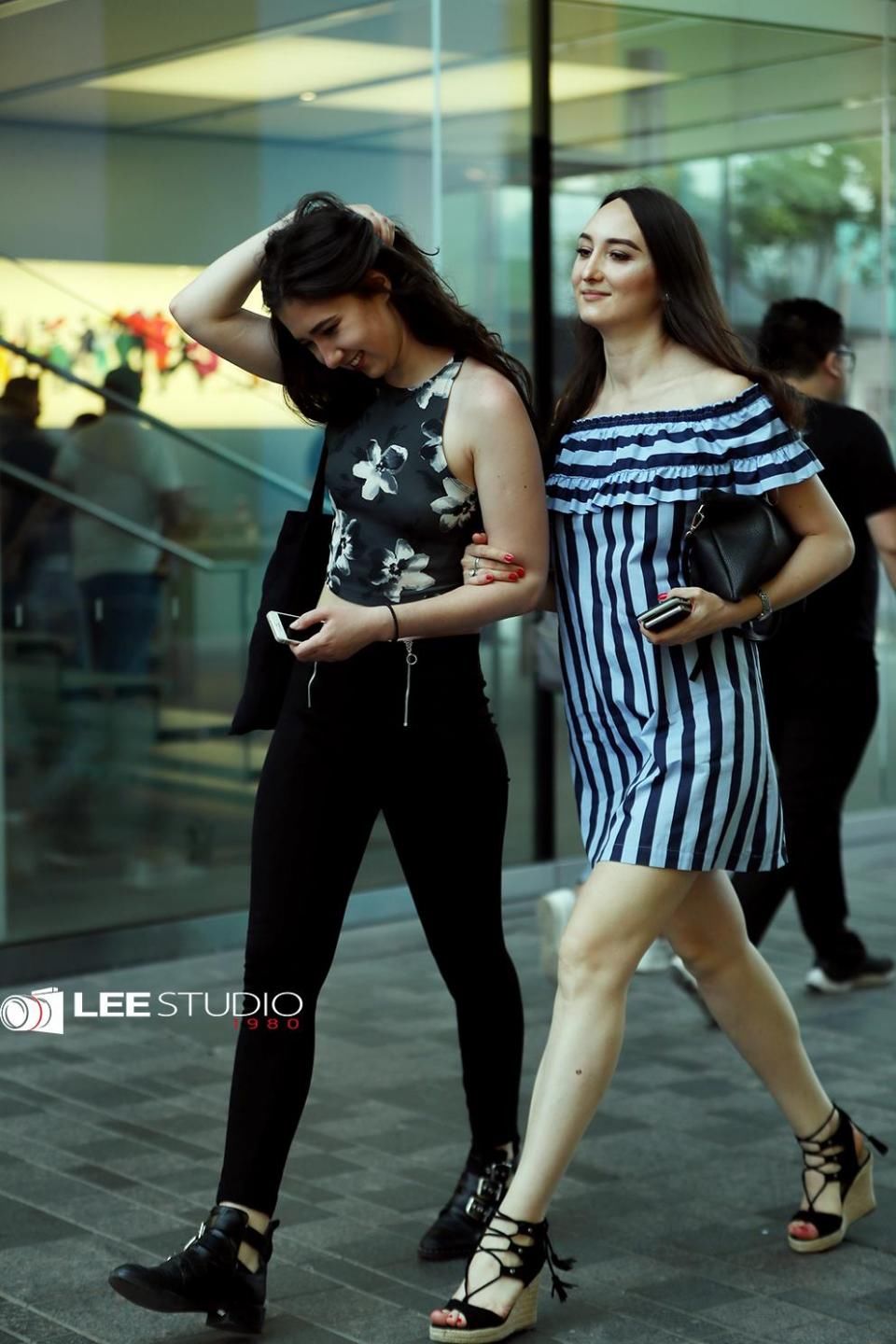 三里屯偶遇两位美女，看看她们逛街都穿的啥