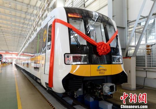 中国首列长编组全自动运行地铁列车在长春下线