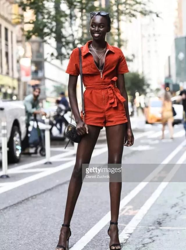 维秘面试小姐姐腿长180cm、E罩杯，这真的是人类的存在？