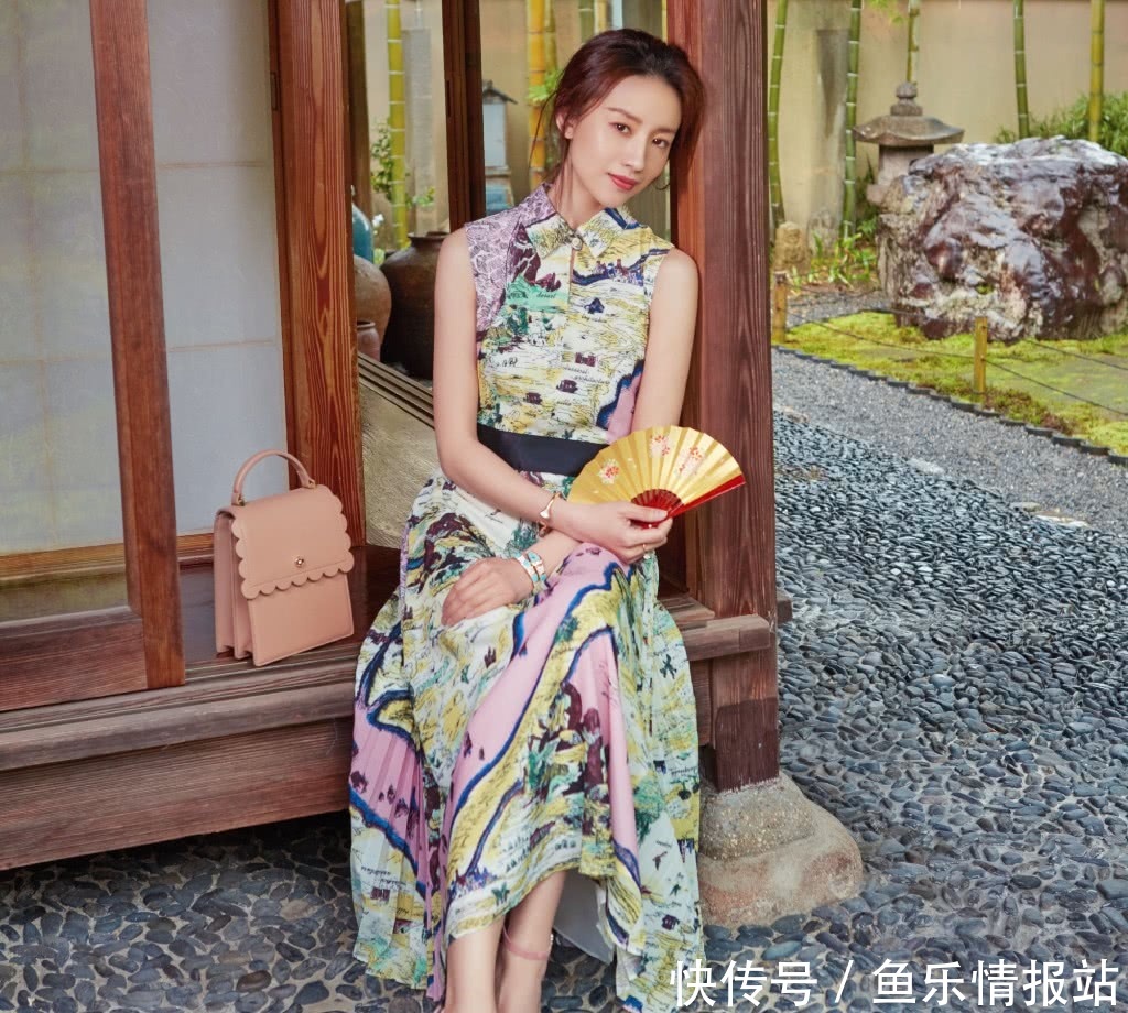 董洁真会玩，裙子上弄了一个假衣领，竟意外的好看时尚！