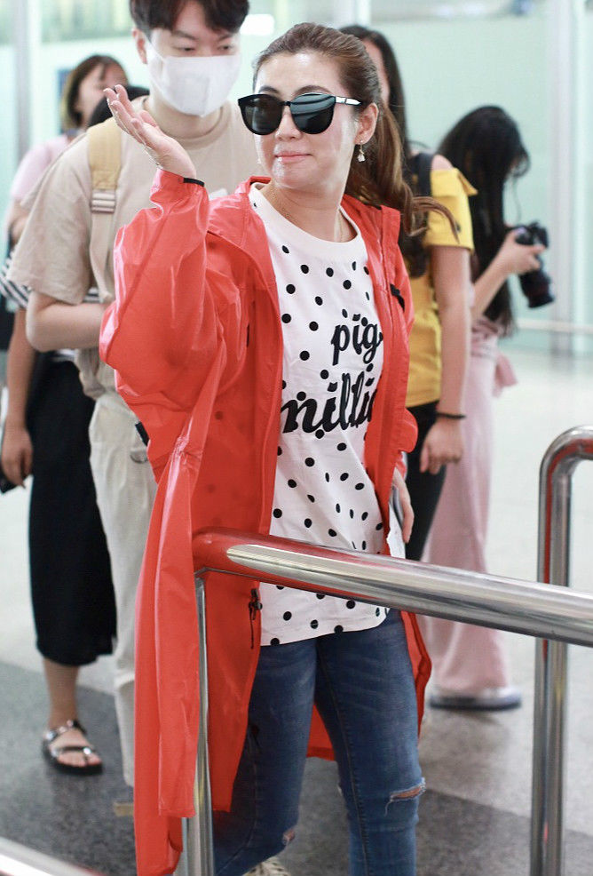 selina素颜现身下巴凹凸不平 无惧近拍甜笑招手状态好超自信