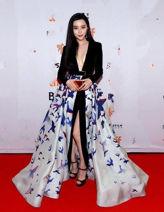 当林心如的开叉裙,遇上了范冰冰的开叉裙,网友:统统被她秒掉!