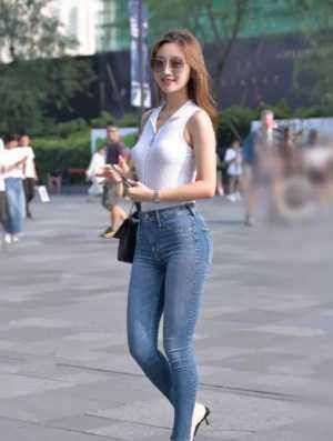 『美女』身材苗条的美女，一条蓝色的连衣裙，时尚大方气质